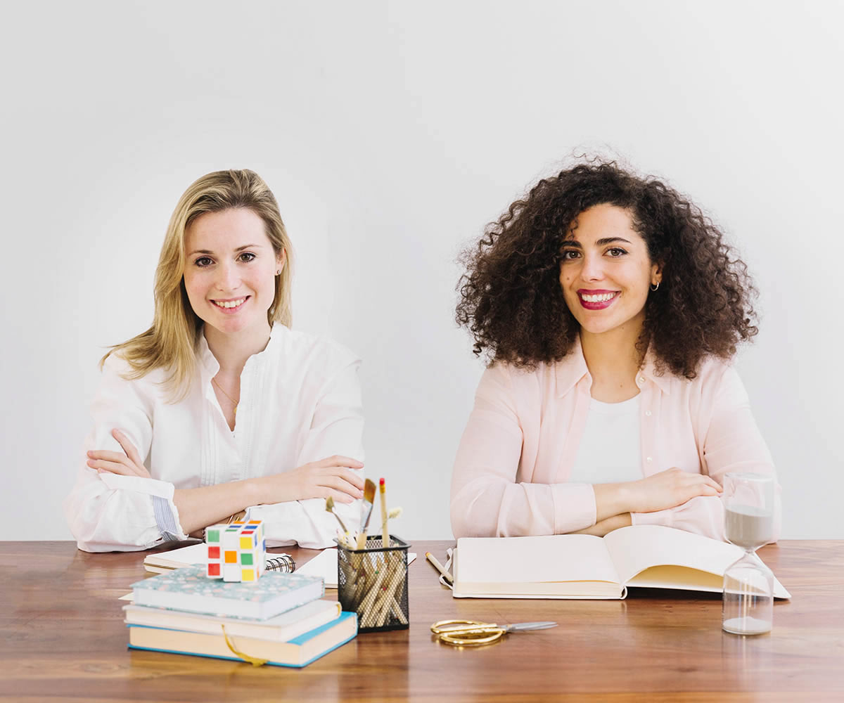 Две улыбающиеся девушки